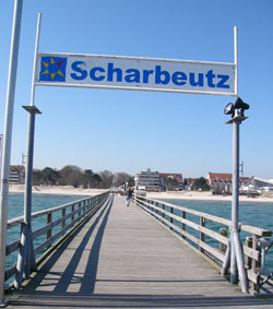 Die Seebrcke bietet einen Blick auf die gesamte Strandpromenade mit Cafes, Restaurants, Geschfte, Hotels....